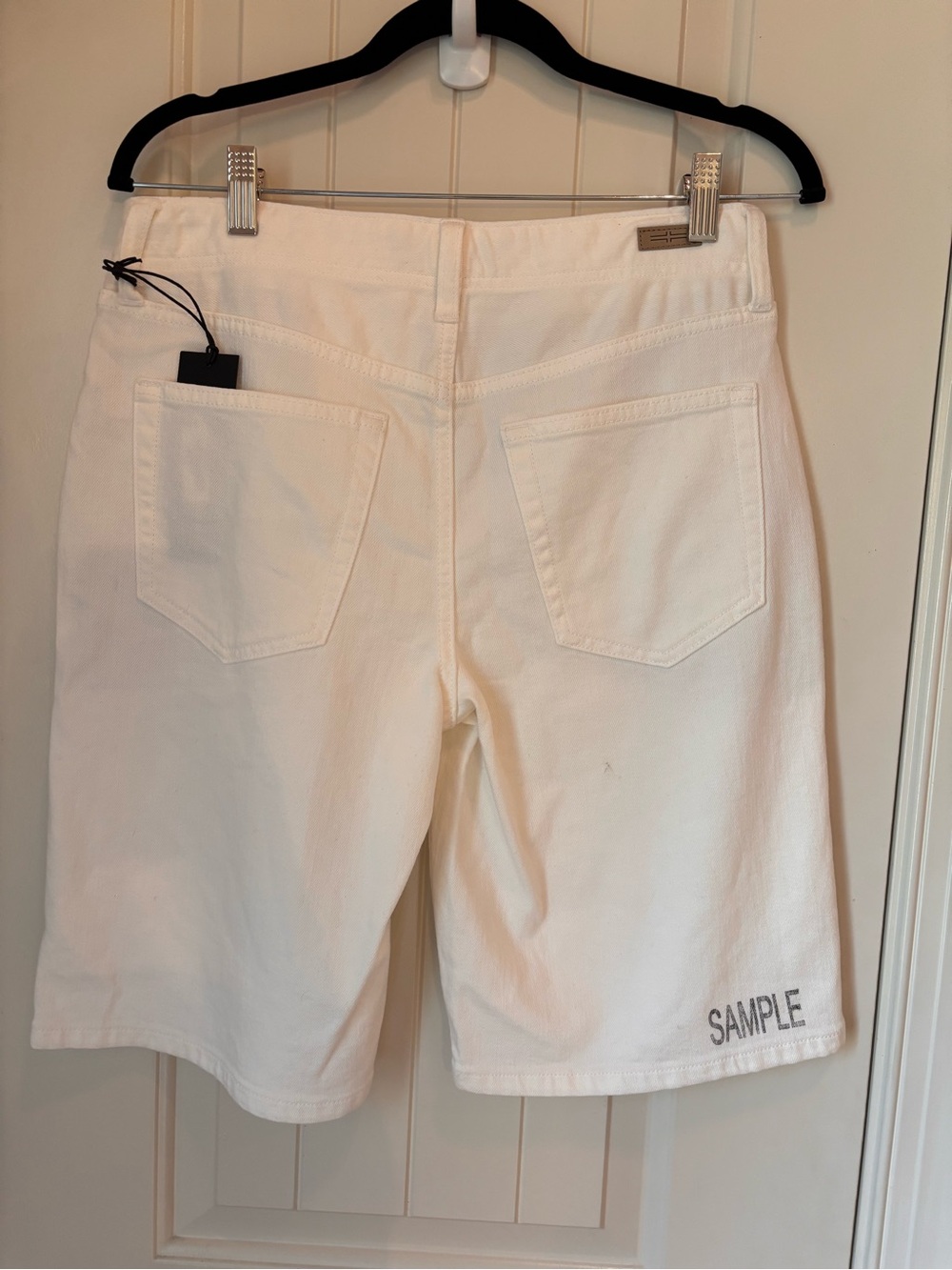 Liverpool weekender Bermuda Jean Shorts NWT women’s size 4 - Picture 2 of 2